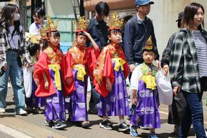 あでやかな着物姿で子どもたちが会場を練り歩いたきものまつり＝３日、十日町市