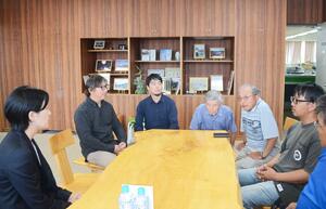新たなダム整備の必要性を桑原悠町長(左端)に訴える渇水対策委員会のメンバー=津南町役場