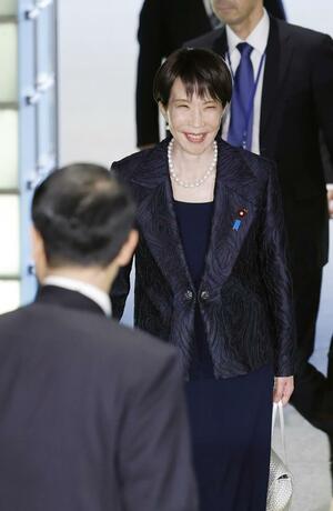 皇居での任命式と認証式のため、首相官邸を出る高市早苗首相=21日