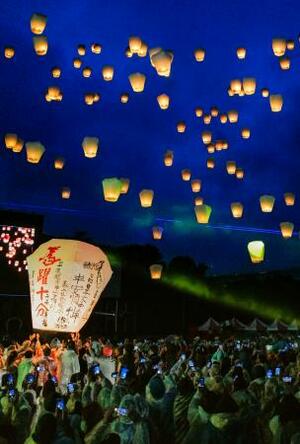 　台湾北部の新北市平渓で夜空に放たれたランタン＝３日（共同）