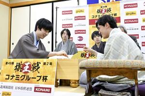 第49期棋王戦コナミグループ杯5番勝負の第2局で伊藤匠七段(右)に勝利し、対局を振り返る藤井聡太棋王=2月24日、金沢市の北國新聞会館