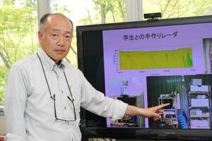 手作りしたレーダーについて説明する牛尾知雄さん=4月、大阪府吹田市