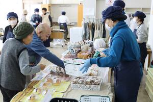 スイーツや雑貨などが並んだイベント会場=12月21日、妙高市上町