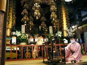 那智山青岸渡寺で行われた開山祭=12日午前、和歌山県那智勝浦町