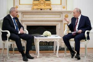 モスクワで会談するアルメニアのパシニャン首相(左)とロシアのプーチン大統領=4月1日(AP=共同)