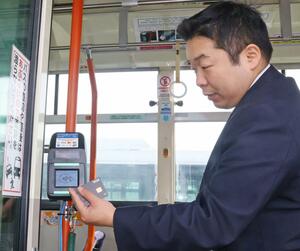 南越後観光バスの路線バスに設置されたキャッシュレス決済の端末＝湯沢町神立