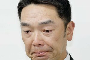 取材に応じるプロ野球巨人の阿部慎之助監督=26日午前、東京・大手町