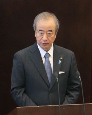 県議会２月定例会の一般質問の答弁に立つ花角英世知事＝３月２日