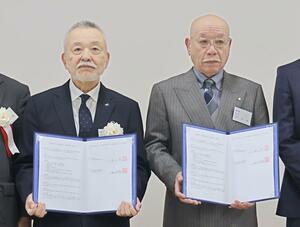 観光情報の発信など６項目で連携協定を結んだ新潟産業大学の梅比良眞史学長（左）と柏崎市商工会の村山卓会長