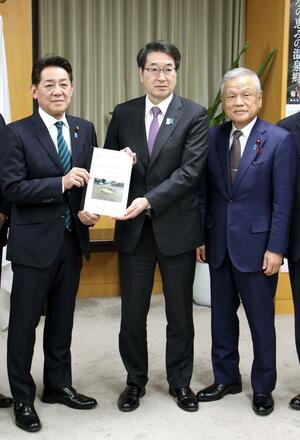 松村祥史防災担当相(左)に要望書を手渡す中原八一・新潟市長(中央)=27日、内閣府