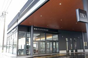 黒を基調にした「黒マツダ」と呼ばれる店構えにリニューアルした新潟マツダ新発田店=新発田市新栄町2
