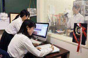 ラジオドラマを制作中の新潟高放送部の部員たち=新潟市中央区関屋