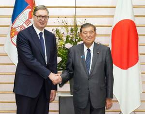 会談前に握手する、石破首相(右)とセルビアのブチッチ大統領=16日午後、首相官邸