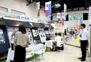 工務店や住宅メーカーが集まる「ienomaリフォーム・新築・不動産フェア」=30日、新潟市中央区鐘木