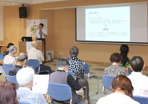 地域医療の現状などについて解説した「NIC健康セミナー」=小千谷市平沢新田