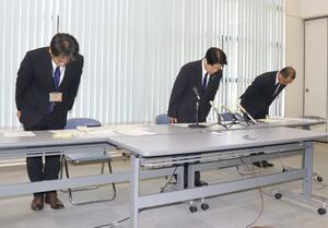 町職員の不祥事を受けて記者会見を開き、謝罪する阿賀町の神田一秋町長(中央)=6月1日、阿賀町役場