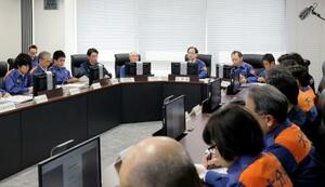 　大分県庁で開かれた災害対策本部会議＝２１日午前