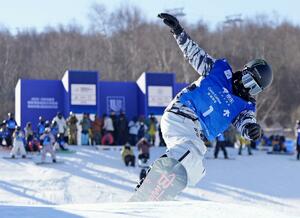 調整する平野歩夢=張家口・密苑(共同)