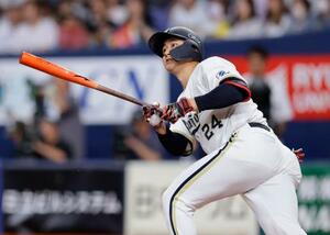1回オリックス1死、紅林が左越えに2者連続の本塁打を放つ=京セラドーム