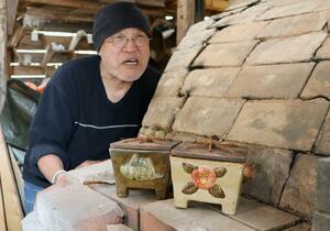 光越窯で作った「にしん鉢」と羽田光範さん＝阿賀町京ノ瀬