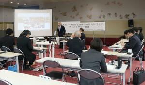 生き物がすみやすい河川環境について専門家や行政関係者らが議論した会議=佐渡市新穂潟上