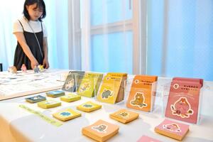 地域の魅力的な大人を動物に例えて紹介した「おもしろい動物図鑑をつくろう!」展=長岡市大手通2