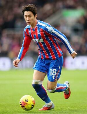 ブライトン戦でプレーするクリスタルパレスの鎌田=ロンドン(ゲッティ=共同)