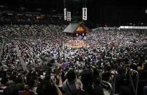 大相撲名古屋場所の初日、幕内力士の土俵入りが行われた新会場のIGアリーナ=13日、名古屋市