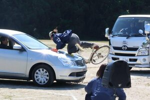 スタントマンによる自転車事故の実演が行われた交通安全教室=長岡市島崎