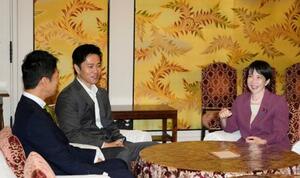 15日、国会内で会談に臨む自民党の高市総裁(右)と日本維新の会の吉村代表(中央)、藤田共同代表