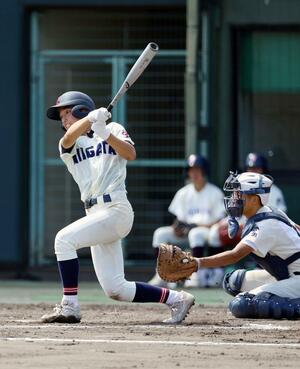 新潟商-新潟 8回2死二、三塁、新潟の武田知也が適時打を放つ=三条市パールスタ