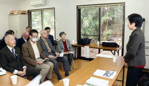 平和の語り部の佐藤久枝さん(右)が体験を語った県連合遺族会青年部の語り部研修=3月、新潟市中央区