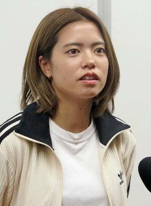 取材に応じるサッカー女子日本代表の長谷川唯=13日、羽田空港