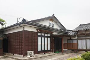 佐渡島内での2拠点居住などを検討している人向けに整備されたシェアハウス=佐渡市泉