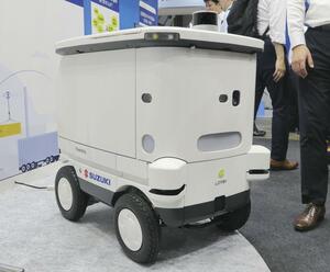 スズキが新興企業と共同開発した自動配送ロボット=9月、東京都江東区