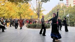 中国・北京の公園でダンスにいそしむシニア世代