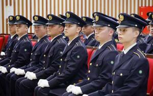 　陸上自衛隊北熊本駐屯地で開かれた自衛官候補生の入隊式＝５日午前、熊本市