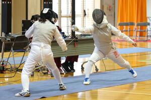 フェンシング女子団体決勝 優勝した新潟第一の齋藤心温(右)が攻め込む=東京学館高