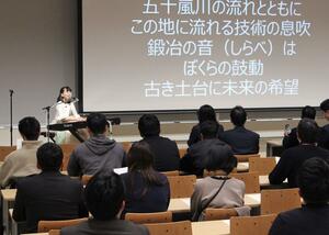 三条市立大の校歌を作詞作曲し、お披露目する佐藤ひらりさん＝三条市上須頃