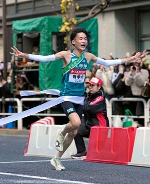 ゴールする青学大のアンカー・折田壮太。史上初となる2度目の総合3連覇を果たした=東京・大手町