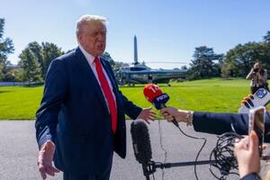 5日、ホワイトハウスで記者団に話すトランプ米大統領(ゲッティ=共同)