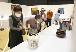 市民らの力作が並ぶ長岡市美術展覧会=アオーレ長岡