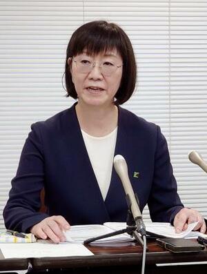 記者会見する神奈川県立がんセンターの酒井リカ病院長=1日午後、神奈川県庁