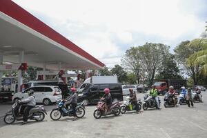 　インドネシアの中ジャワ州でガソリンスタンドに列を作る人々＝３月（ゲッティ＝共同）