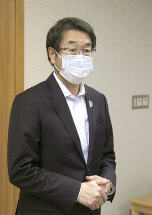 報道陣の取材に応じる中原八一・新潟市長=3日、新潟市役所