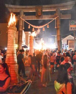 山梨県富士吉田市の伝統行事「吉田の火祭り」で並ぶたいまつ=26日夜