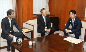 小泉進次郎農相(右)に要望する県米菓工業協同組合の槇春夫理事長(中央)=7月1日、農林水産省
