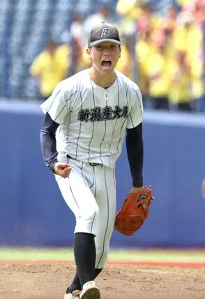 帝京長岡-新潟産大付 4回、2死二、三塁のピンチを無失点で切り抜けてほえる新潟産大付の2番手田中拓朗