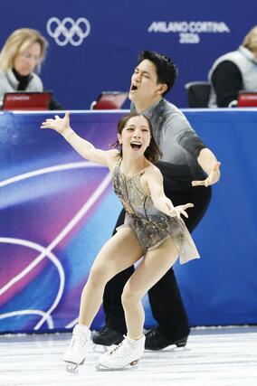 ペア・フリー　演技する三浦璃来（手前）、木原龍一組＝ミラノ（共同）