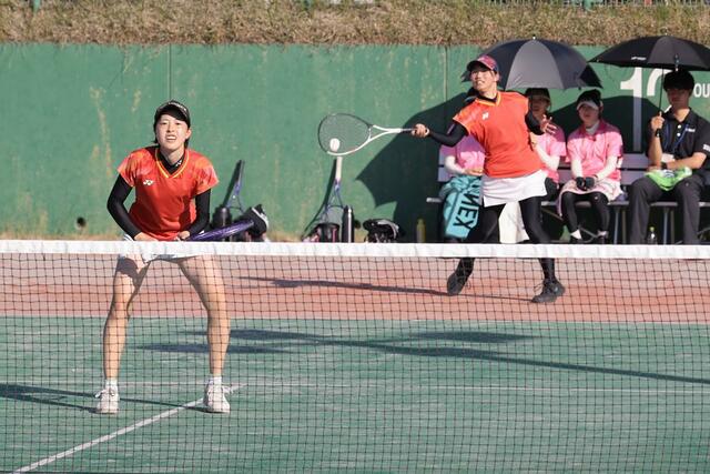 ソフトテニス女子団体決勝を戦う北越の薄優心（手前）と石井凜＝５月３１日、新潟市庭球場